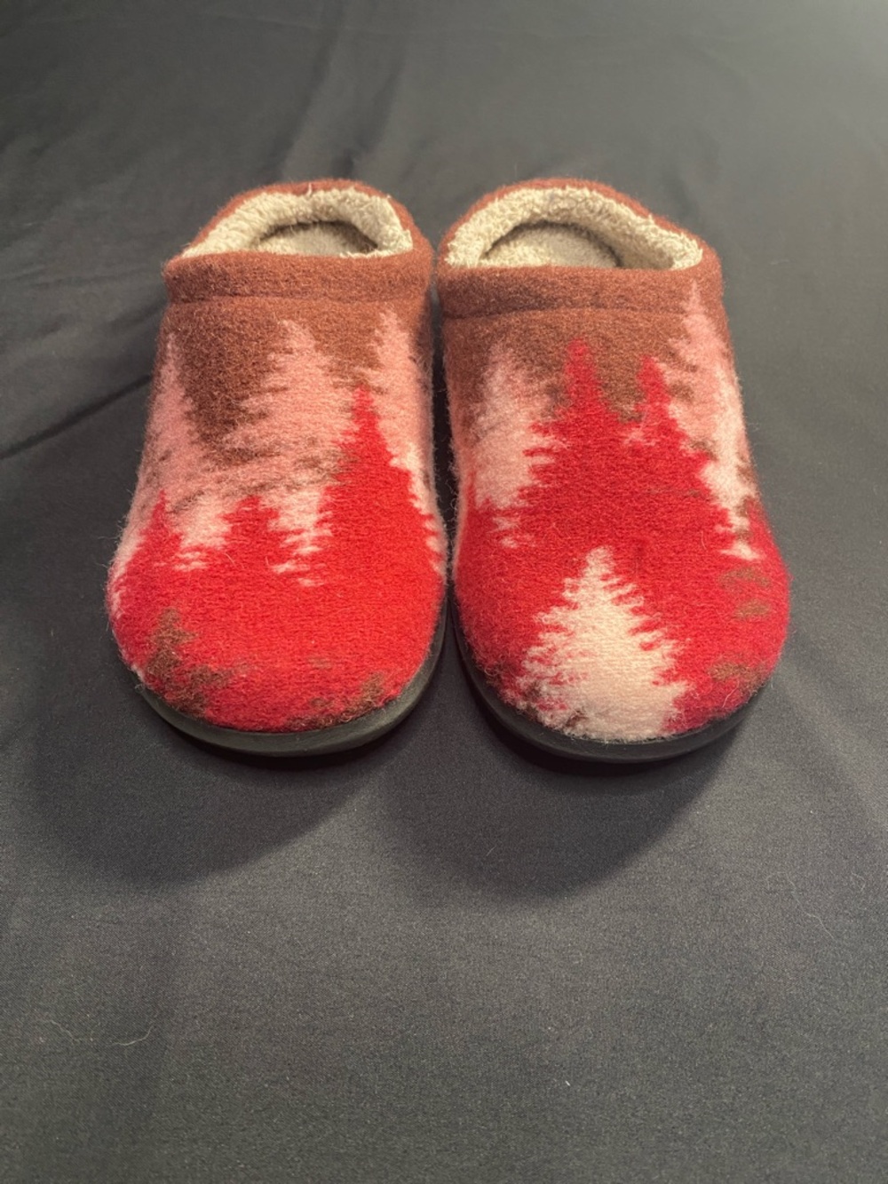 L.L. Bean Women’s Daybreak Scuffs Size 7, red and brown scenic landscape motif